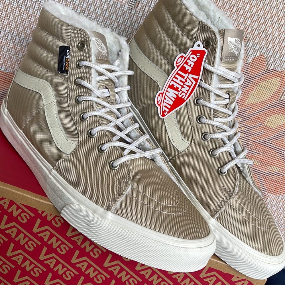 Vans Men’s Sk8-Hi
Cordura Sherpa Walnut
VN0A4BVTINU
Sneakers - Picture 8 of 16